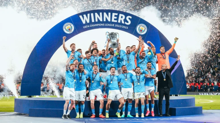 team-lifting-trophy